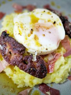 Una foto de Puré de patata con jamón, foie y huevo poché trufado