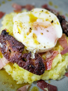 Una foto de Puré de patata con jamón, foie y huevo poché trufado