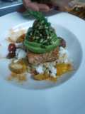 Salmón en costra de ajonjoli con arroz de coliflor y verduras