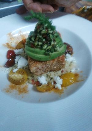 Una foto de Salmón en costra de ajonjoli con arroz de coliflor y verduras