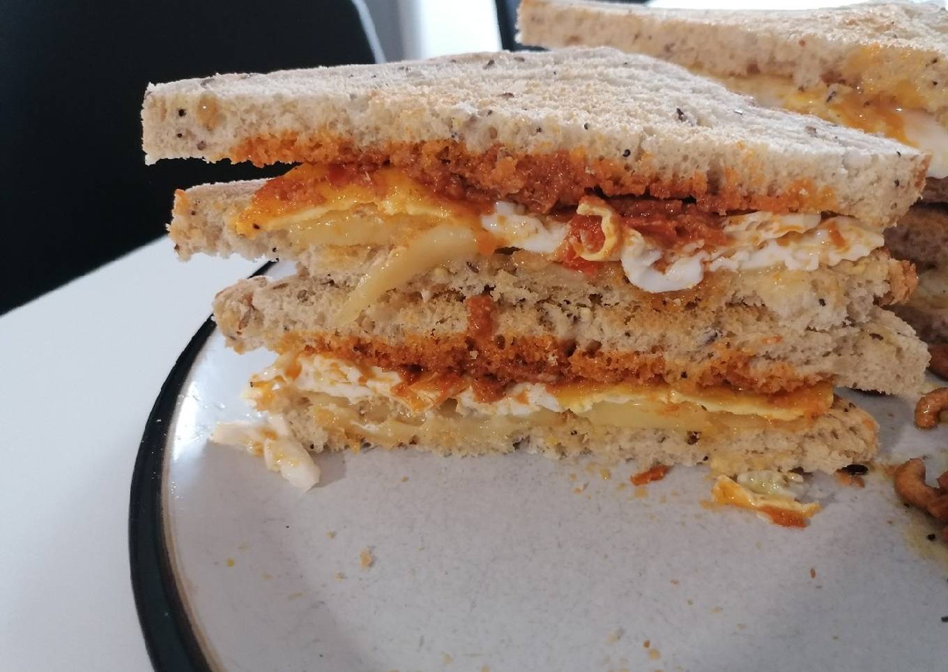 Cheesy red pesto egg toasties