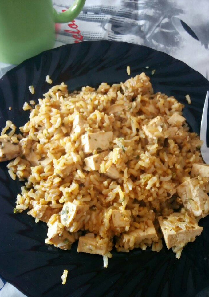 Una foto de Arroz integral con tofu