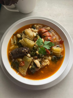 Una foto de Potaje de alubias, con verduras y chorizo