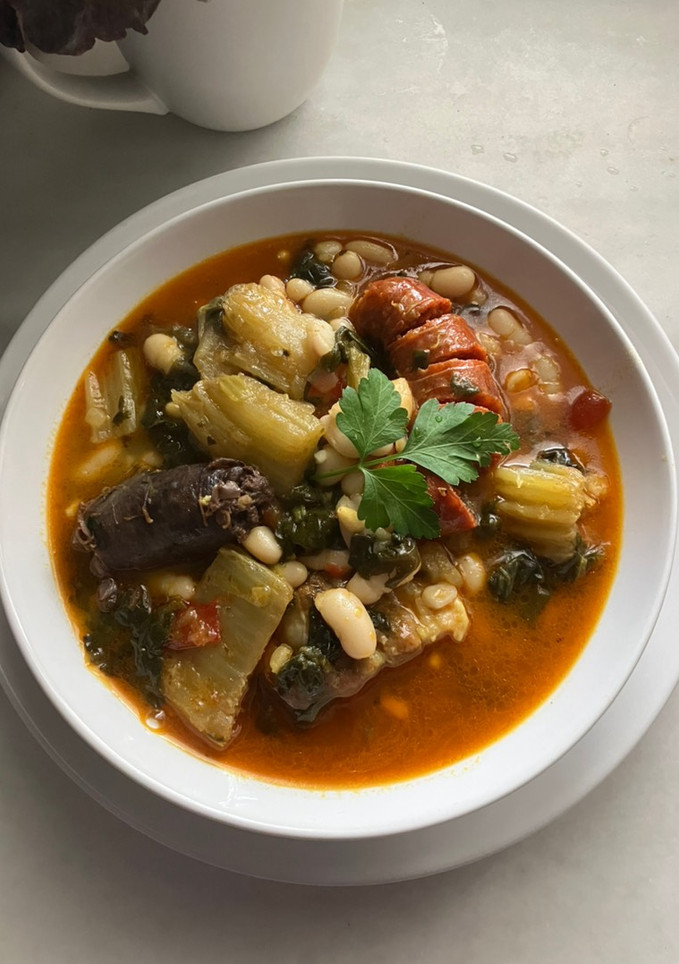 Una foto de Potaje de alubias, con verduras y chorizo