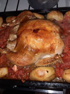 Una foto de Pollo al horno con papitas enteras