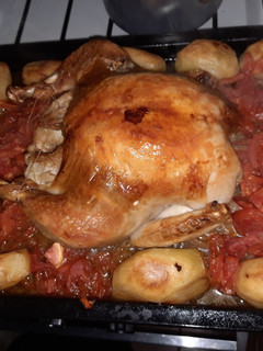 Una foto de Pollo al horno con papitas enteras