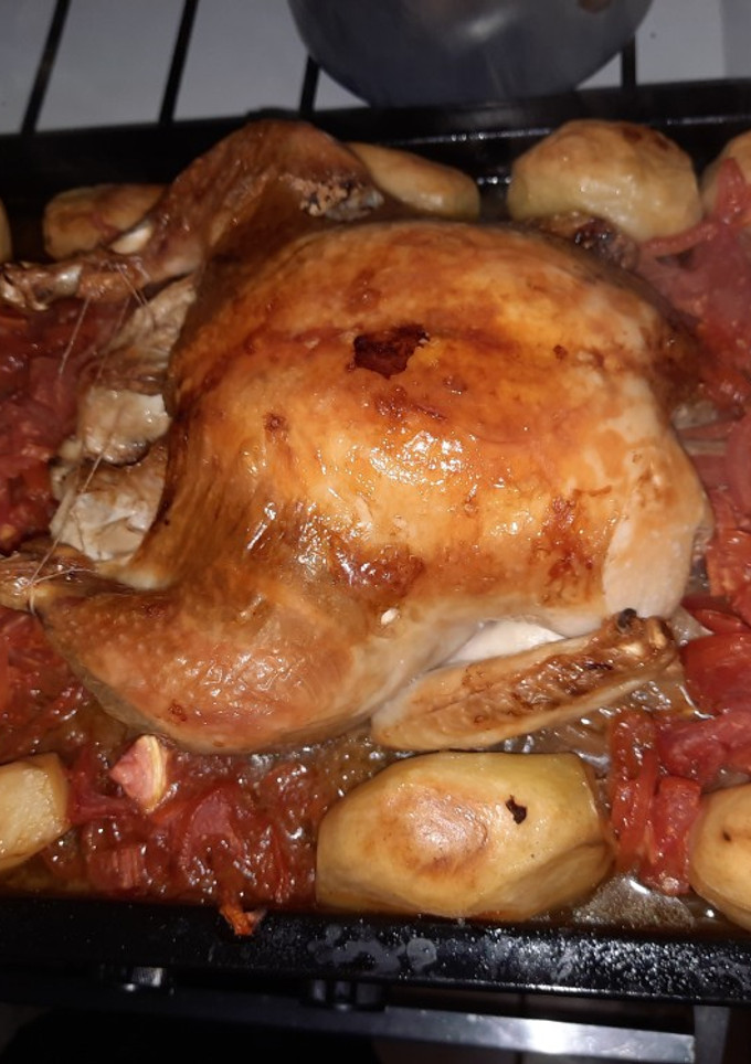 Una foto de Pollo al horno con papitas enteras