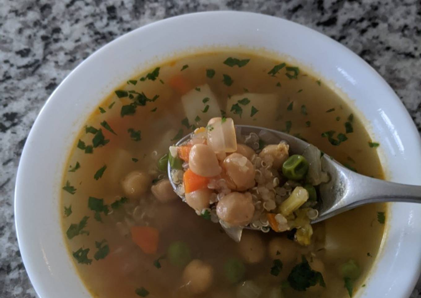 Caldo de Quinoa y Garbanzos