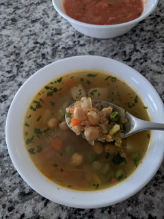Una foto de Caldo de Quinoa y Garbanzos