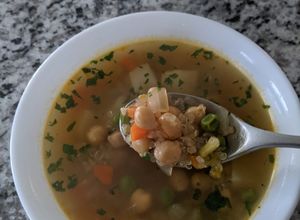 Una foto de Caldo de Quinoa y Garbanzos