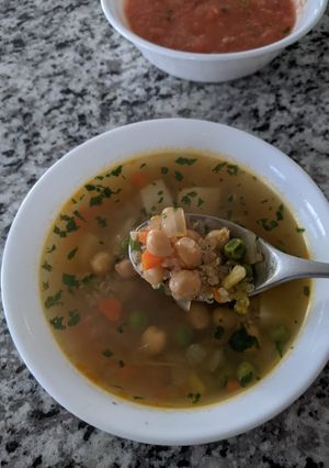 Una foto de Caldo de Quinoa y Garbanzos