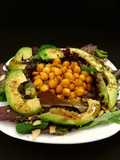 Ensalada de garbanzos fritos y aguacate