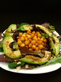 Una foto de Ensalada de garbanzos fritos y aguacate