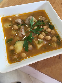 Una foto de Marmitako con atún y gambas en olla cocotte