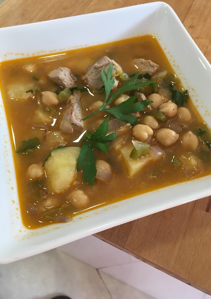 Una foto de Marmitako con atún y gambas en olla cocotte