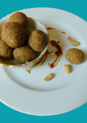 A picture of Sesame seed-Peanut Laddu.