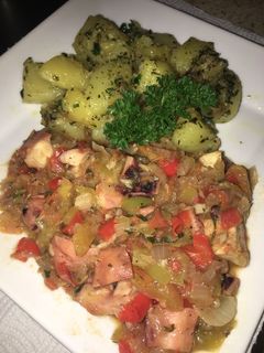 Una foto de Pulpo al ajillo con vegetales y papas salteadas