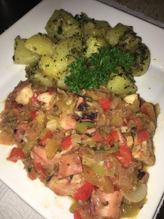 Una foto de Pulpo al ajillo con vegetales y papas salteadas