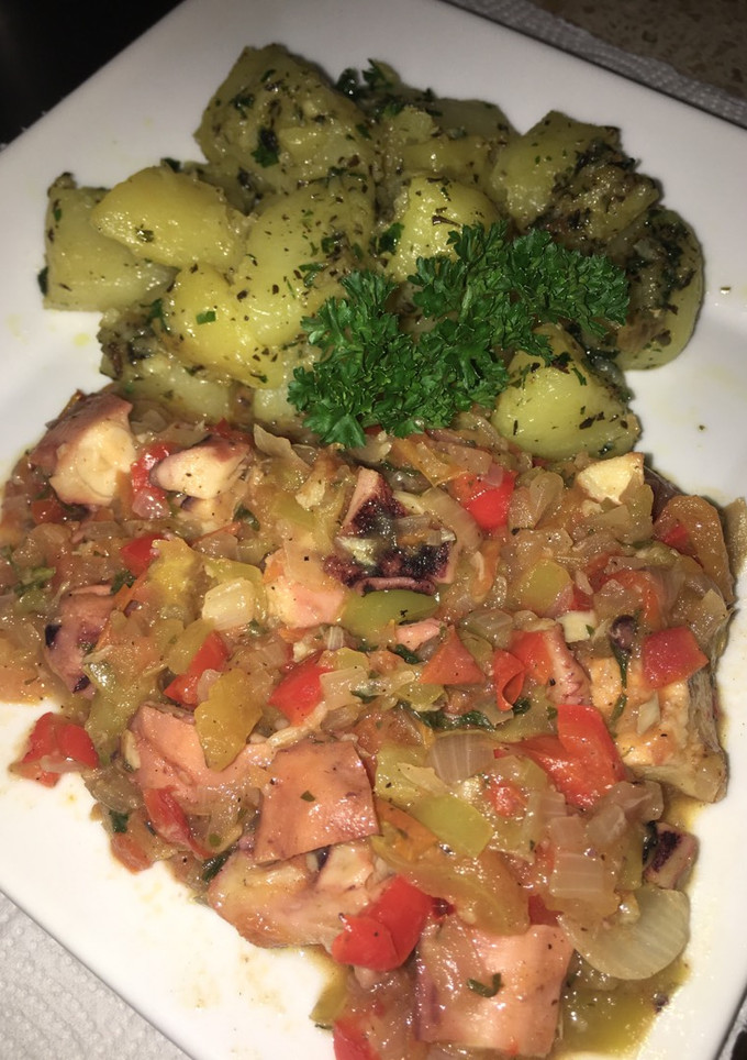 Una foto de Pulpo al ajillo con vegetales y papas salteadas