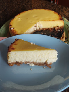 Una foto de Cheesecake cremoso al horno (Pastel de queso)