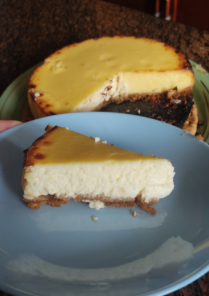 Una foto de Cheesecake cremoso al horno (Pastel de queso)