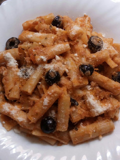 Una foto de Pasta con atún y aceitunas negras