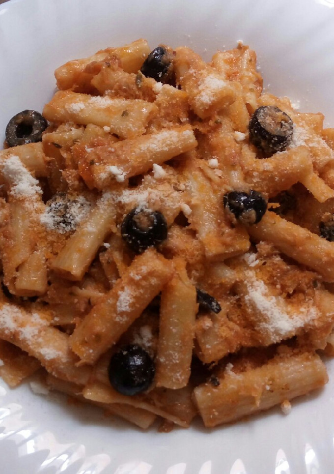 Una foto de Pasta con atún y aceitunas negras