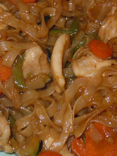 Una foto de Noodles de arroz salteados con pollo