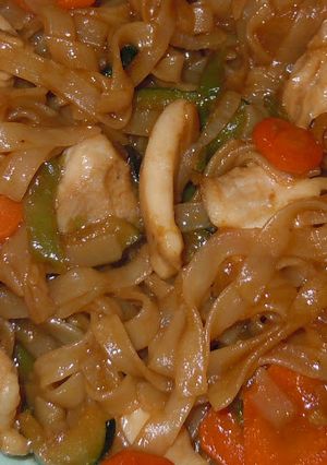 Una foto de Noodles de arroz salteados con pollo