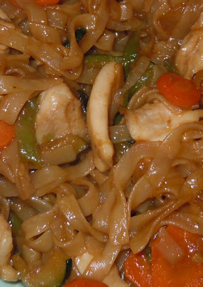 Una foto de Noodles de arroz salteados con pollo