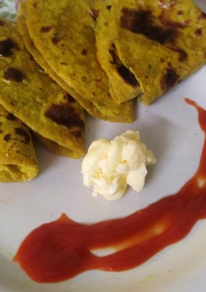 आलू पराठा (Aloo Paratha Recipe In Marathi) रेसिपी चे मुख्य फोटो 