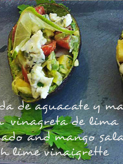 Una foto de Ensalada de aguacate y mango con vinagreta de lima