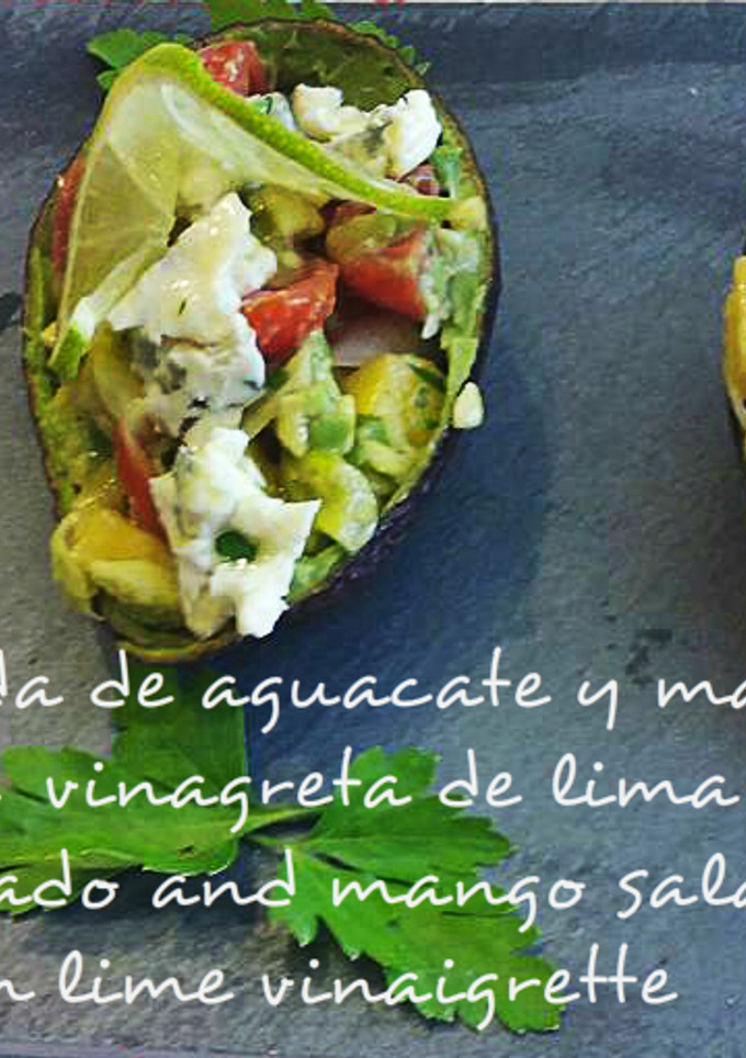 Una foto de Ensalada de aguacate y mango con vinagreta de lima