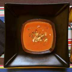 Una foto de Sopa fría de tomate y melocotón