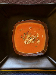 Una foto de Sopa fría de tomate y melocotón
