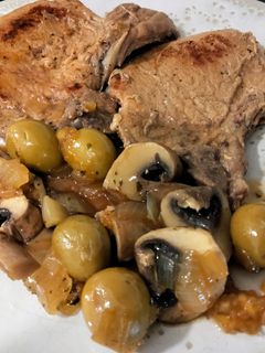 Una foto de Chuletas sajoniadas 😝 con champiñones y olivas