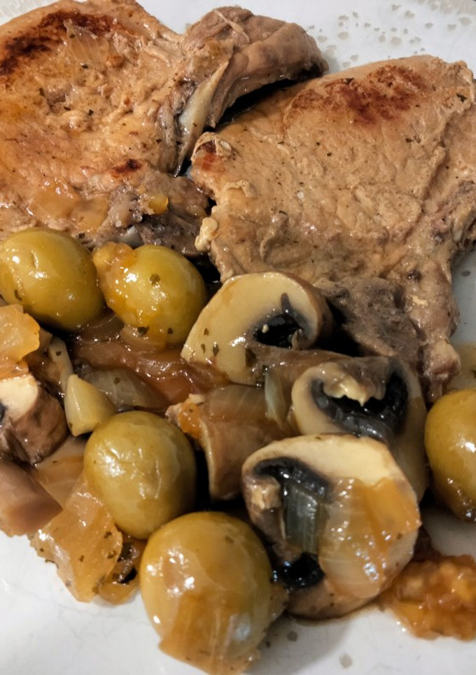 Una foto de Chuletas sajoniadas 😝 con champiñones y olivas