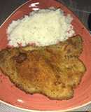 Bistec apanado clásico (milanesa) con coliflor granulada