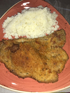 Una foto de Bistec apanado clásico (milanesa) con coliflor granulada