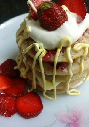 स्ट्रॉबेरी पैनकेक(Strawberry pancake recipe in hindi) रेसिपी मुख्य फोटो