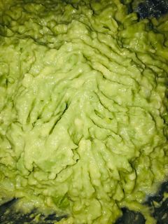 O poză a rețetei Salată de avocado cu ceapă verde.