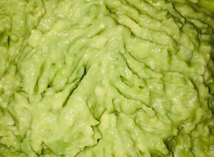 O poză a rețetei Salată de avocado cu ceapă verde.