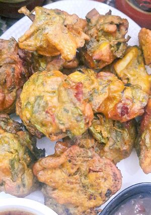 A picture of Palak aur Baingan ke Pakoray.