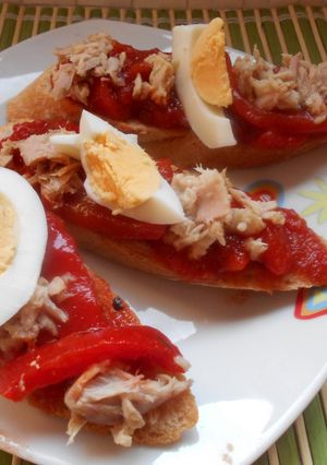 Una foto de Tostas de asadillo manchego