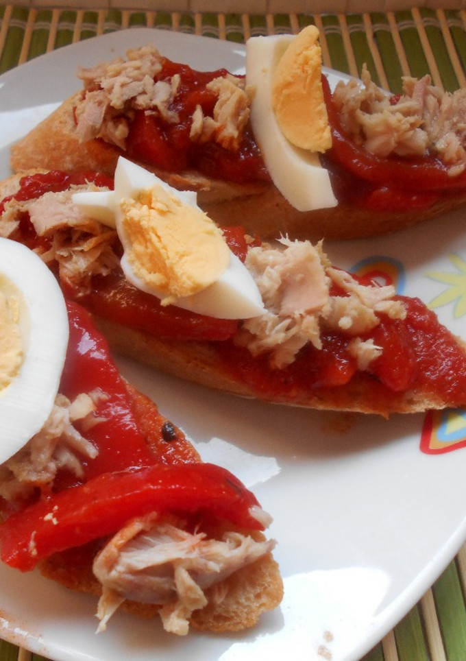 Una foto de Tostas de asadillo manchego