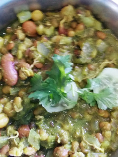 முளை கட்டிய தானிய குழம்பு.sprouted dish செய்முறை முக்கிய புகைப்படம்