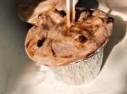 Una foto de plátano con cacao y yogurt