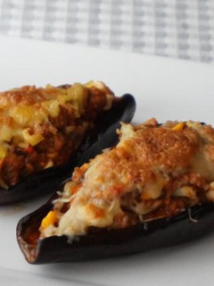 Una foto de Berenjenas rellenas de atún y huevo duro