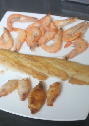 Una foto de Gambas cocidas con chipirones fritos