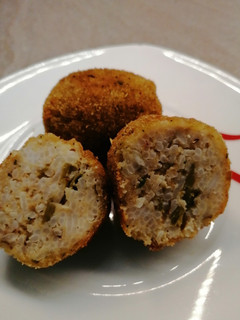 Una foto de Croquetas de arroz y chauchas